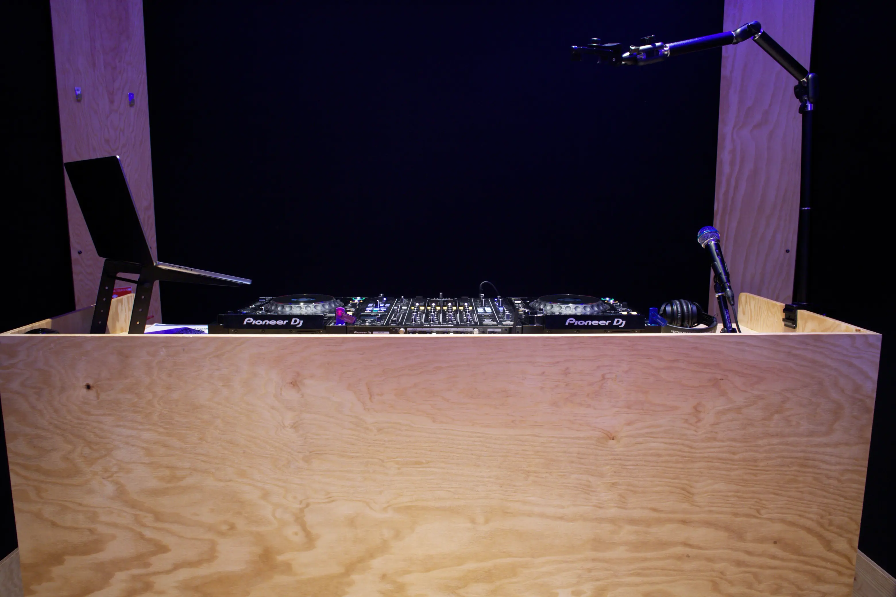 Photo d'illustration #1 du Studio 3 - DJ - Carrefour Pleyel de type Studio de dj dans la ville Saint-Denis