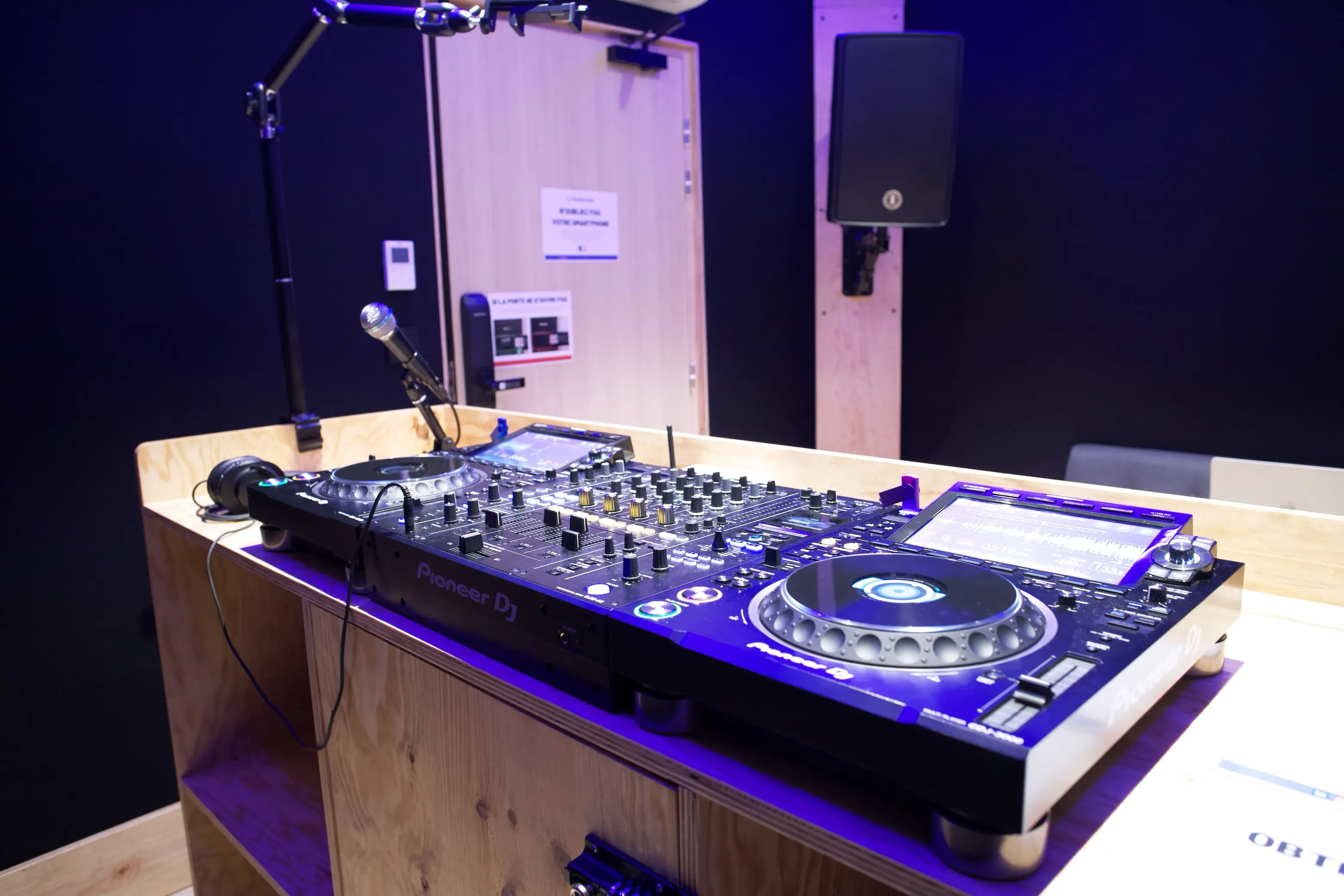 Photo d'illustration #2 du Studio 3 - DJ - Carrefour Pleyel de type Studio de dj dans la ville Saint-Denis