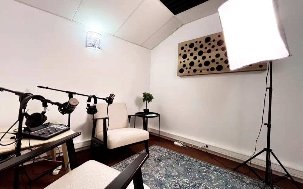 Photo d'illustration #1 du Studio 3 - Interview duo - Bastille de type Studio de podcast dans la ville Paris